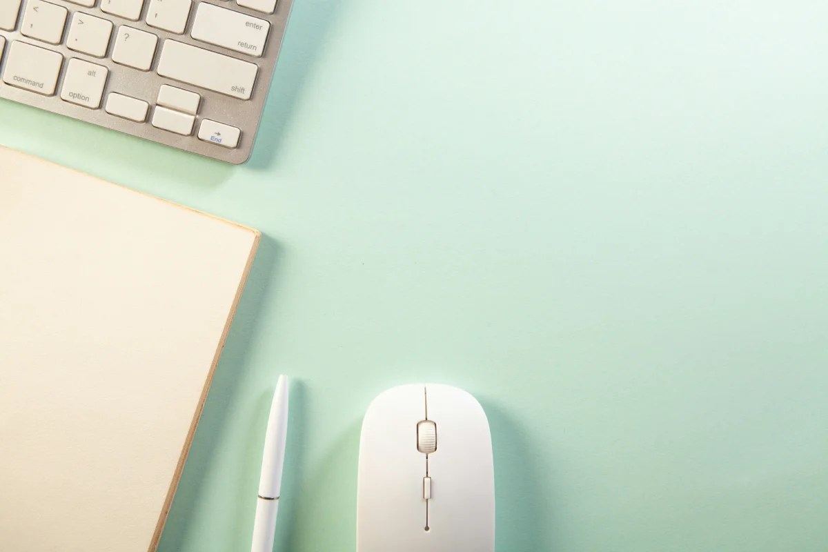 Espace de travail informatique moderne et épuré